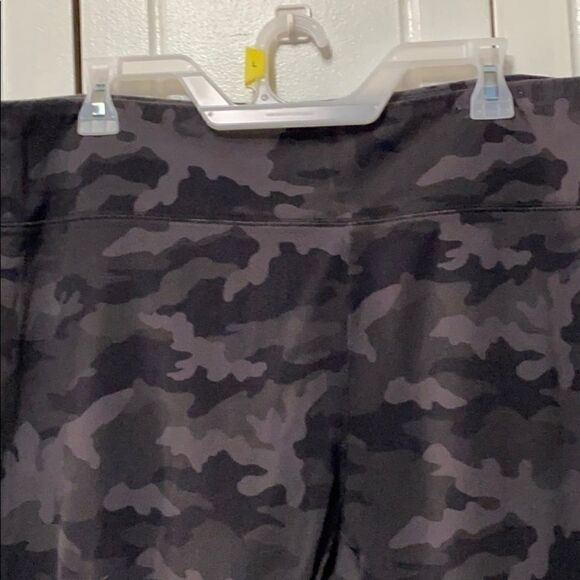 Wild Fable Gray Camouflage Leggings size 2X - Picture 2 of 7